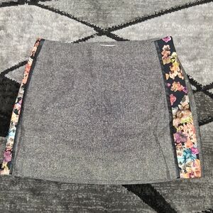 EUC Corey Lynn Calter Gray Size 6 Mini Skirt W Floral Border!!
